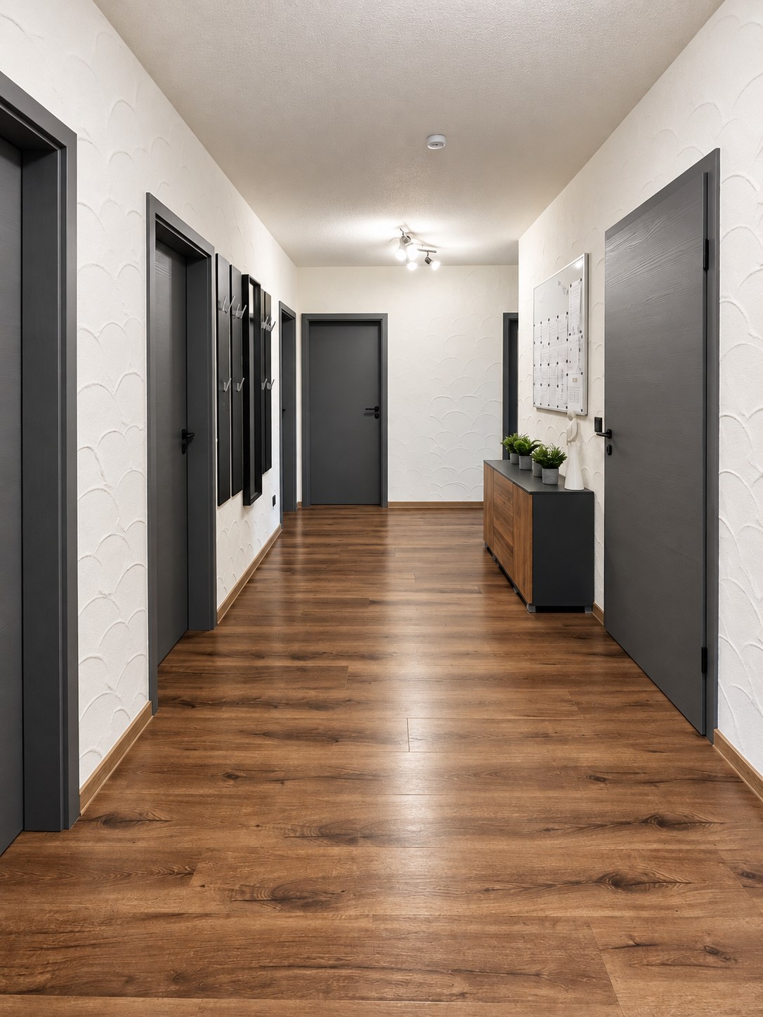 Heller Flur mit Holzboden, Sideboard und Garderobe