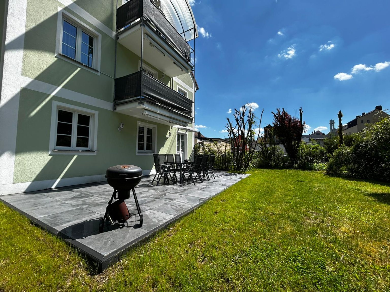 Terrasse mit Grill und Garten
