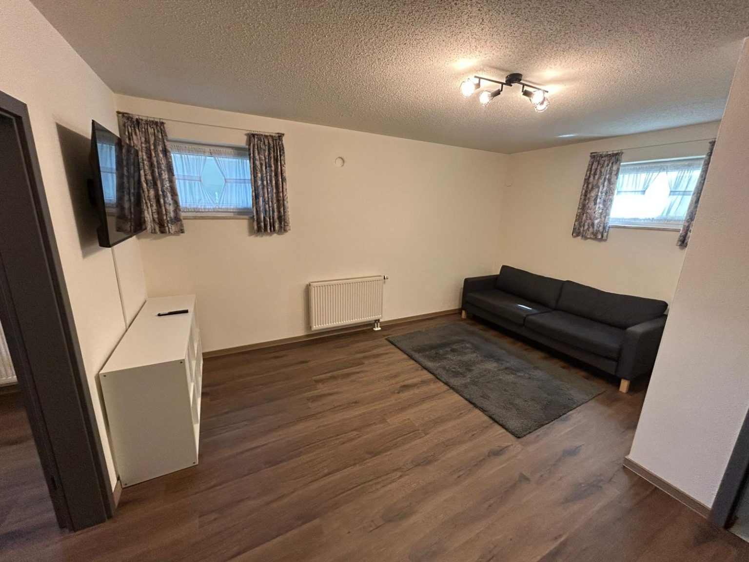 Wohnzimmer mit Sofa und Fernseher