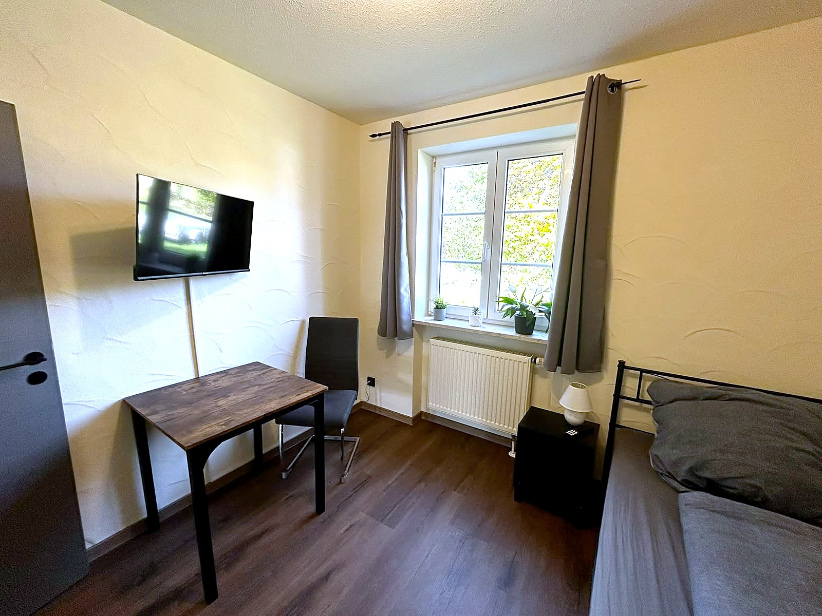 Weiteres Schlafzimmer mit Arbeitsplatz