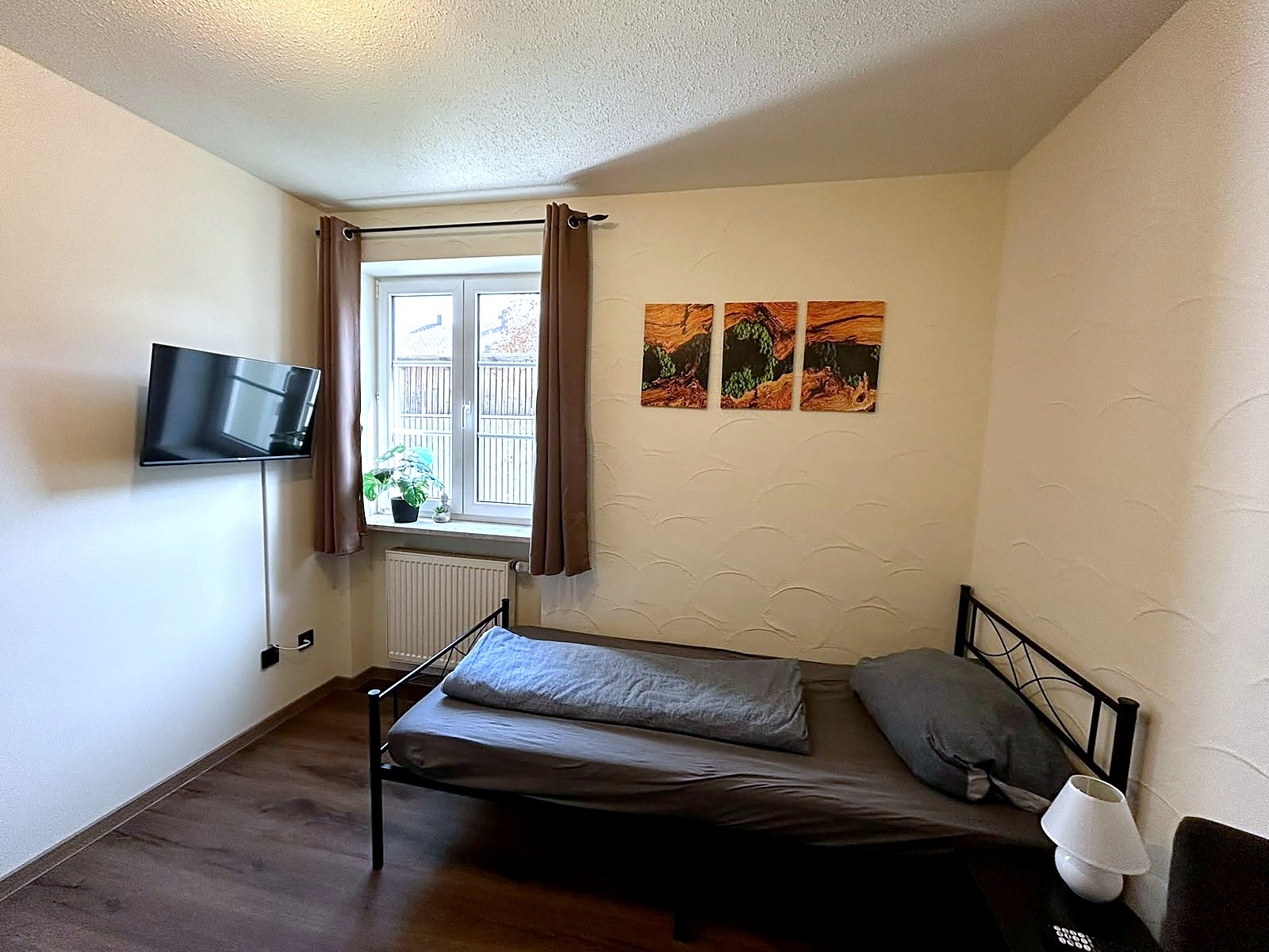 Schlafzimmer mit Bett und Schreibtisch